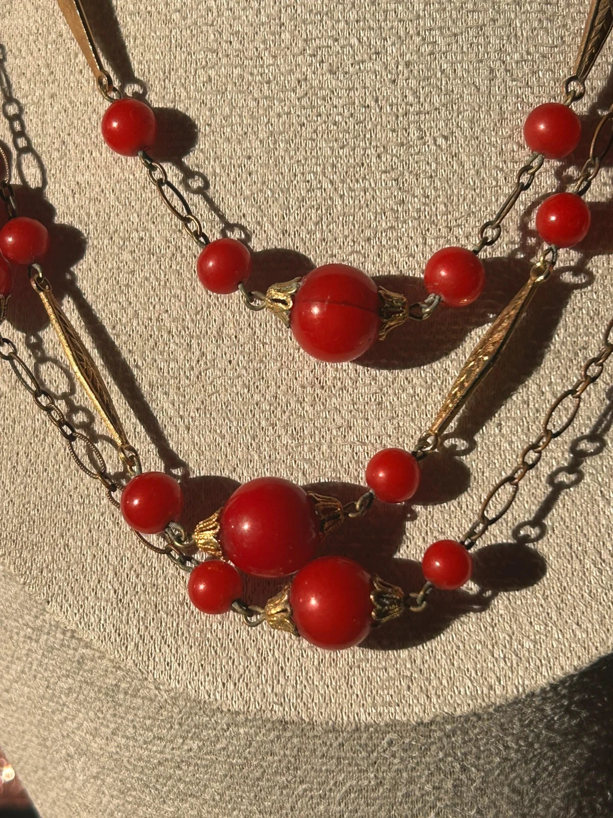 Collier vintage 3 rangs rouge corail Année 50/60 – photo 2